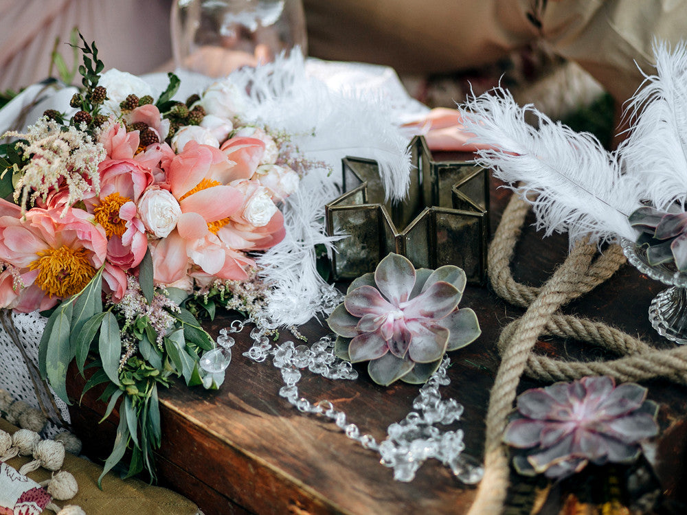 Wholesale Pack - Off White Ostrich Small Confetti Feathers (Bulk)